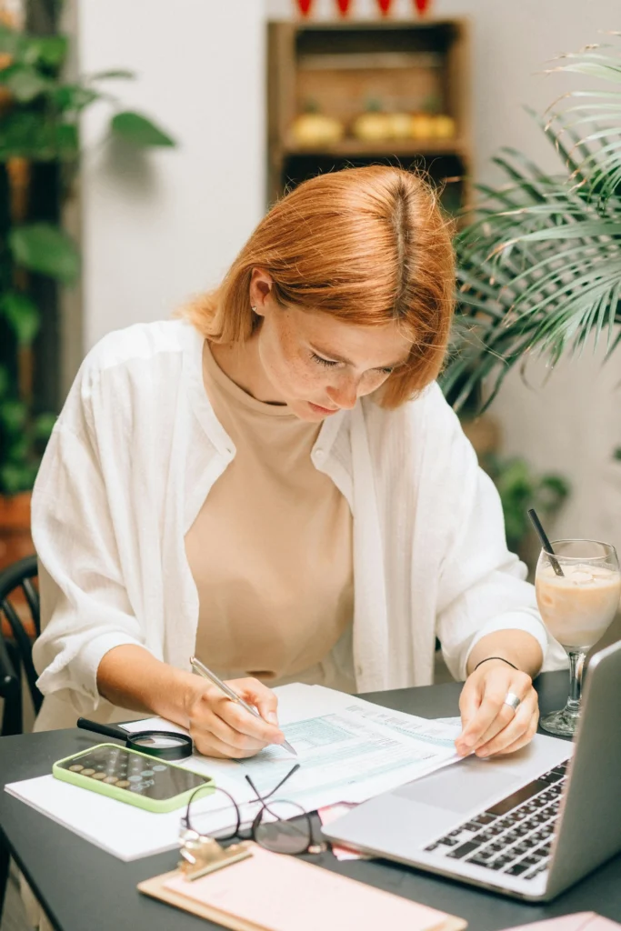 femme comptable-compatabilité entreprise-facture